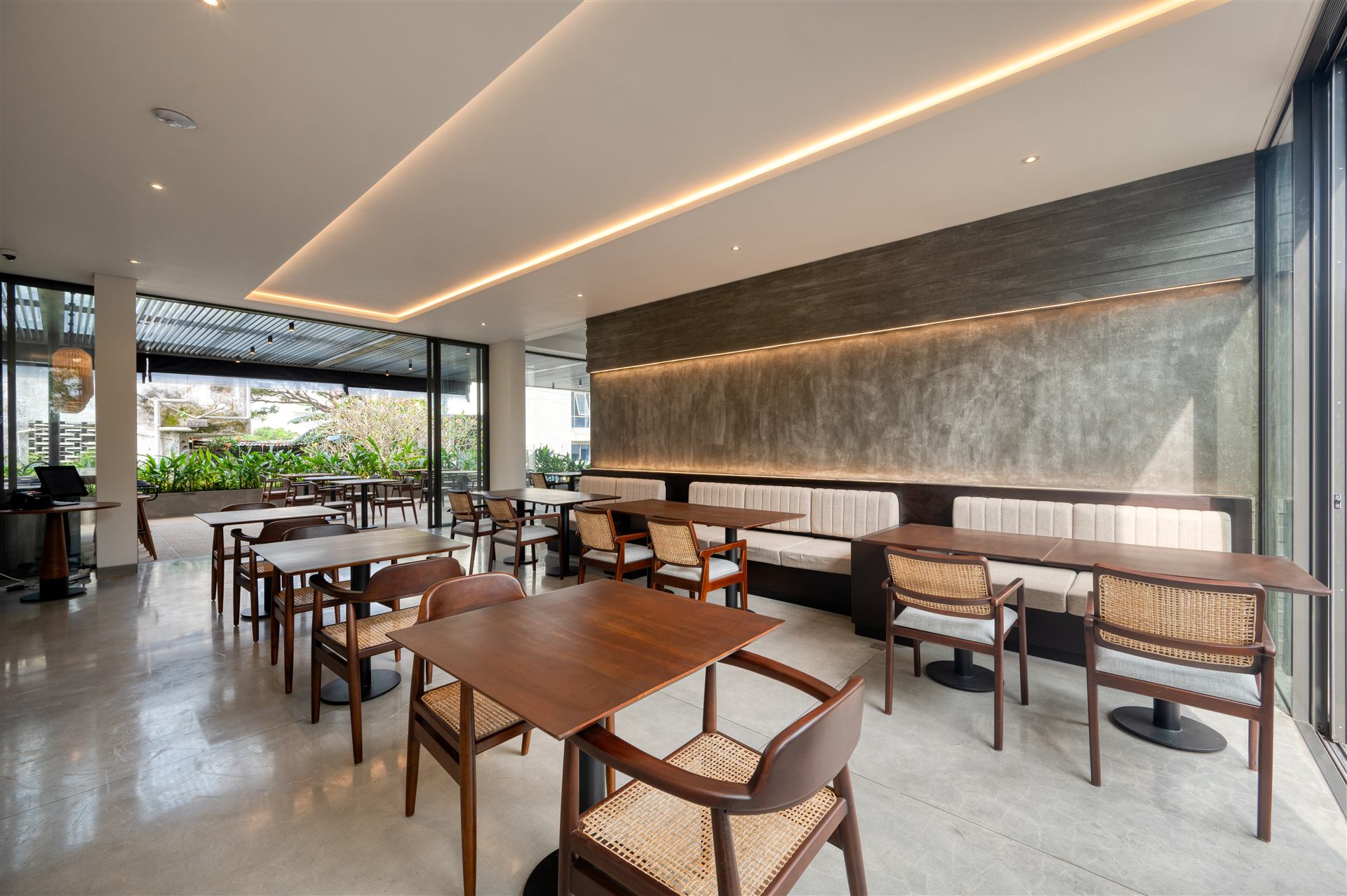 Restaurant dining room opening onto the terrace
